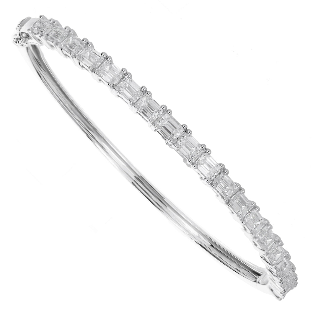 18KT white gold bangle with 4.40ctw emerald cut diamonds, G/...