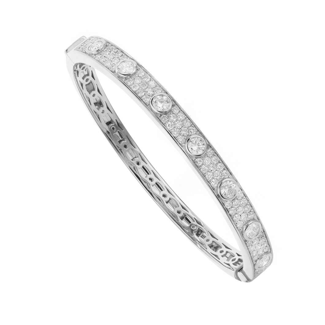 18KT white gold bangle with 2.30ctw round diamonds, G/H-SI (...