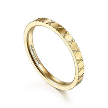 Load image into Gallery viewer, 14KT yellow gold band with X pattern
