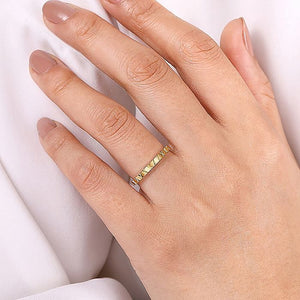 14KT yellow gold band with X pattern