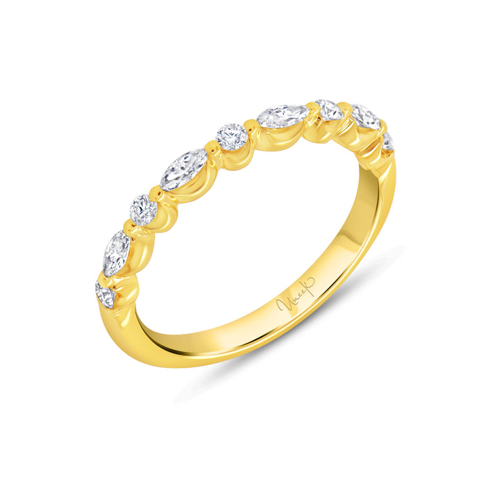 18KT yellow gold band with 0.43ctw alternating round and mar...